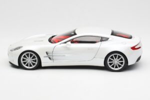 Aston Martin One-77 Morning Frost Бял AUTOart 1:18 70244 Метал — снимка 4 от 8