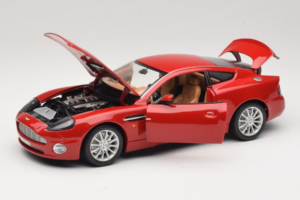 Aston Martin V12 Vanquish Червен Bburago 1:18 33334063 Метал — снимка 2 от 8