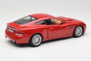 Aston Martin V12 Vanquish Червен Bburago 1:18 34063 Метал — снимка 3 от 8