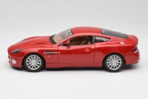 Aston Martin V12 Vanquish Червен Bburago 1:18 34063 Метал — снимка 4 от 8