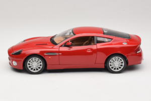 Aston Martin V12 Vanquish Червен Bburago 1:18 33334063 Метал — снимка 4 от 8