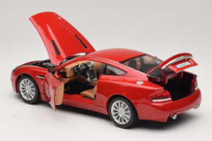 Aston Martin V12 Vanquish Червен Bburago 1:18 33334063 Метал — снимка 5 от 8