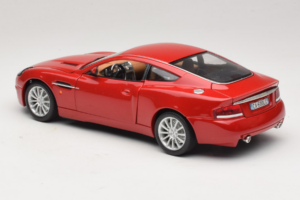 Aston Martin V12 Vanquish Червен Bburago 1:18 33334063 Метал — снимка 7 от 8