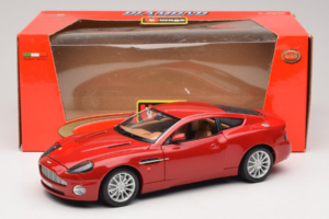 Aston Martin V12 Vanquish Червен Bburago 1:18 33334063 Метал — снимка 8 от 8