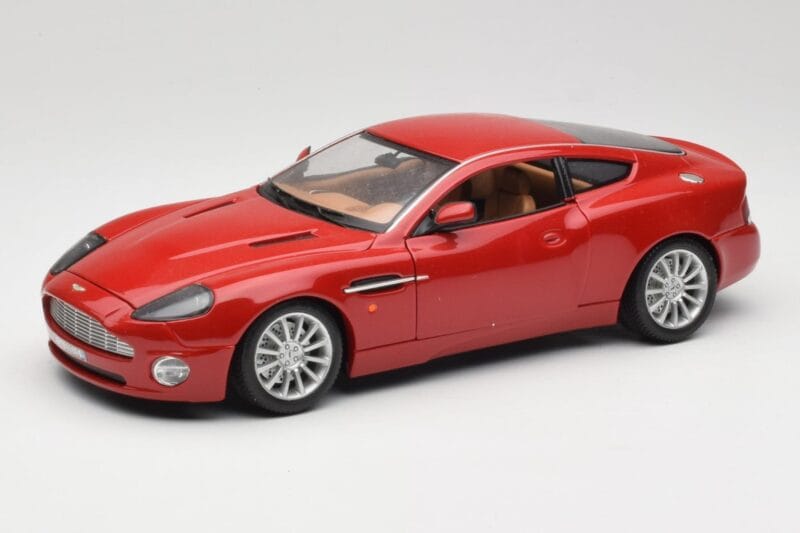 Aston Martin V12 Vanquish Червен Bburago 1:18 34063 Метал
