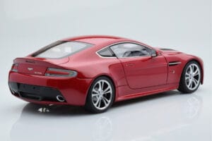 Aston Martin V12 Vantage Червен AUTOart 1:18 70208 Метал — снимка 3 от 8