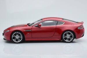 Aston Martin V12 Vantage Червен AUTOart 1:18 70208 Метал — снимка 4 от 8