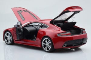Aston Martin V12 Vantage Червен AUTOart 1:18 70208 Метал — снимка 5 от 8