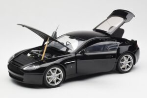 Aston Martin V8 Vantage Onyx Черен AUTOart 1:18 70202 Метал — снимка 2 от 8