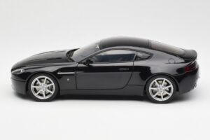 Aston Martin V8 Vantage Onyx Черен AUTOart 1:18 70202 Метал — снимка 4 от 8