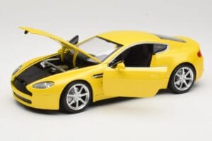 Aston Martin V8 Vantage Жълт Hot Wheels 1:18 G7159 Метал — снимка 2 от 8