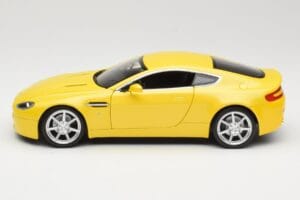 Aston Martin V8 Vantage Жълт Hot Wheels 1:18 G7159 Метал — снимка 4 от 8