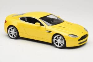 Aston Martin V8 Vantage Жълт Hot Wheels 1:18 G7159 Метал — снимка 6 от 8