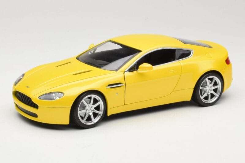 Aston Martin V8 Vantage Жълт Hot Wheels 1:18 G7159 Метал
