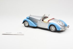 Audi 225 Front Roadster Синьо Сребристо CMC 1:18 M-075B Метал — снимка 5 от 6