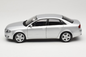 Audi A4 B7 Сребрист Minichamps 1:18 100014402 Метал — снимка 4 от 8
