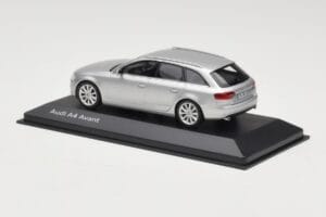 Audi A4 B8 Avant Ice Silver Minichamps 1:43 5011204213 Метал — снимка 3 от 4