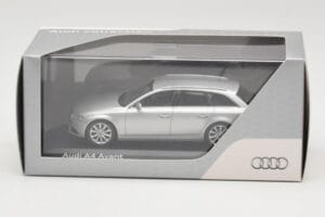Audi A4 B8 Avant Ice Silver Minichamps 1:43 5011204213 Метал — снимка 4 от 4