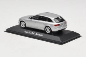 Audi A4 B8 Avant Ice Silver Minichamps 1:43 5011204213-R1 Метал — снимка 3 от 4