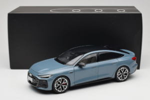 Audi A5L Sportback Сивкавосин OEM 1:18 ZAM60004B Метал — снимка 8 от 8