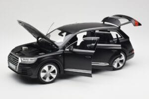 Audi Q7 4M Мат Черен Minichamps 1:18 110014001 Метал — снимка 2 от 8
