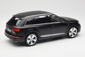 Audi Q7 4M Мат Черен Minichamps 1:18 110014001 Метал — снимка 3 от 8