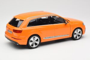 Audi Q7 4M Оранжев Metallic Minichamps 1:18 110014004 Метал — снимка 3 от 8