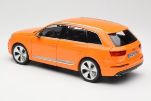 Audi Q7 4M Оранжев Metallic Minichamps 1:18 110014004 Метал — снимка 7 от 8