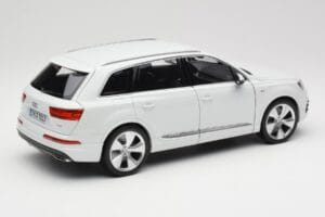 Audi Q7 4M Бял Minichamps 1:18 110014000 Метал — снимка 3 от 8
