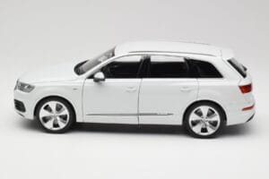 Audi Q7 4M Бял Minichamps 1:18 110014000 Метал — снимка 4 от 8