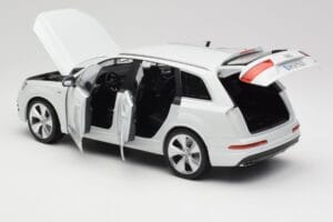 Audi Q7 4M Бял Minichamps 1:18 110014000 Метал — снимка 5 от 8