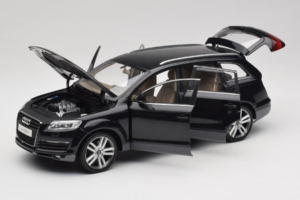 Audi Q7 Черен Kyosho 1:18 09221BK Метал — снимка 2 от 8