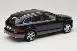 Audi Q7 Черен Kyosho 1:18 09221BK Метал — снимка 3 от 8