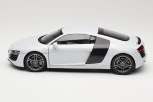 Audi R8 Type 42 Suzuka Grey Kyosho 1:18 09213SG Метал — снимка 4 от 8
