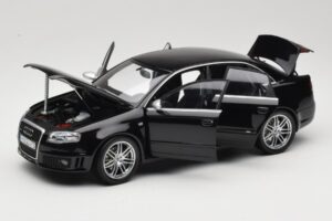 Audi RS4 B7 Sedan Phantom Black Minichamps 1:18 5010509115 Метал — снимка 2 от 8