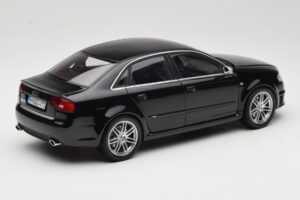 Audi RS4 B7 Sedan Phantom Black Minichamps 1:18 5010509115 Метал — снимка 3 от 8