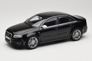 Audi RS4 B7 Sedan Phantom Black Minichamps 1:18 5010509115 Метал