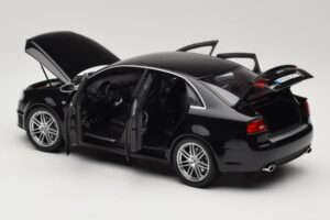 Audi RS4 B7 Sedan Phantom Black Minichamps 1:18 5010509115 Метал — снимка 5 от 8
