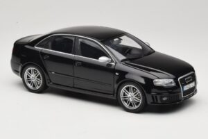 Audi RS4 B7 Sedan Phantom Black Minichamps 1:18 5010509115 Метал — снимка 6 от 8