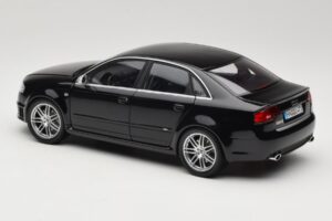 Audi RS4 B7 Sedan Phantom Black Minichamps 1:18 5010509115 Метал — снимка 7 от 8