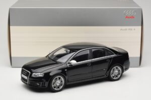 Audi RS4 B7 Sedan Phantom Black Minichamps 1:18 5010509115 Метал — снимка 8 от 8