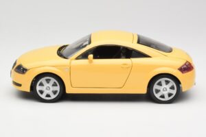 Audi TT 8N Жълт Revell 1:18 08954-M1 Метал — снимка 4 от 8