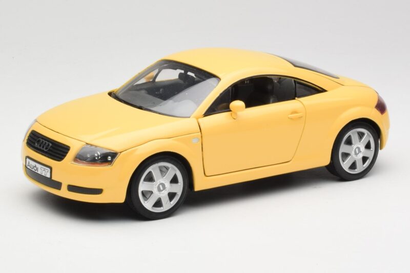 Audi TT 8N Жълт Revell 1:18 08954-M1 Метал
