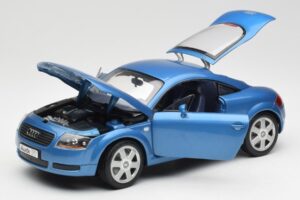 Audi TT 8N Син Revell 1:18 8954 Метал — снимка 2 от 8