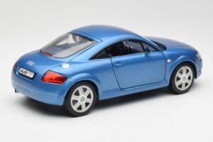 Audi TT 8N Син Revell 1:18 8954 Метал — снимка 3 от 8