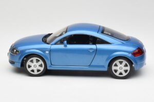 Audi TT 8N Син Revell 1:18 8954 Метал — снимка 4 от 8