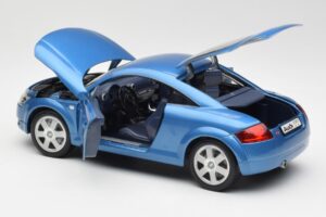 Audi TT 8N Син Revell 1:18 8954 Метал — снимка 5 от 8