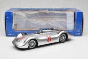 Auto Union Typ C Stromlinie #31 B. Rosemeyer 1937 Сребрист Revell 1:18 08436 Метал — снимка 8 от 8