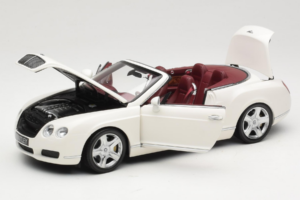 Bentley Continental GTC Бял Minichamps 1:18 100139032 Метал — снимка 2 от 8