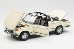 BMW 2002 Baur Кабриолет E10 Chamonix Бял AUTOart 1:18 70532 Метал — снимка 2 от 8